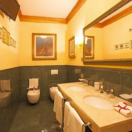 Martins De Luxe Aparthotel 4*