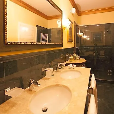 Martins De Luxe Aparthotel 4*